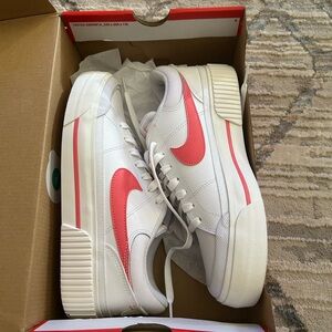 Nike NIB coral & white